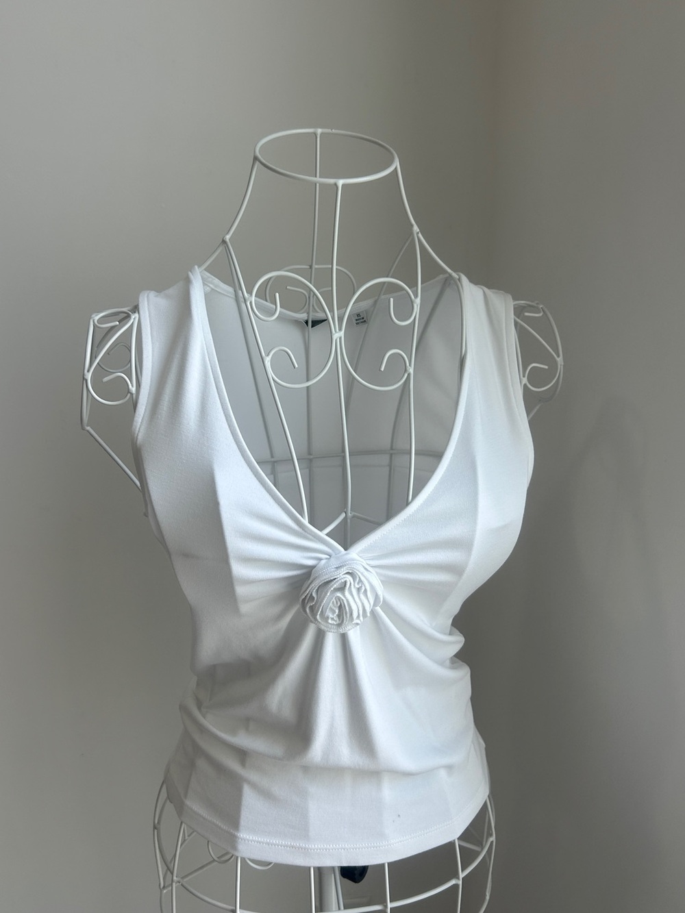 ARITZIA WILFRED White Coquette Twist-Rosette V-Neck Tank